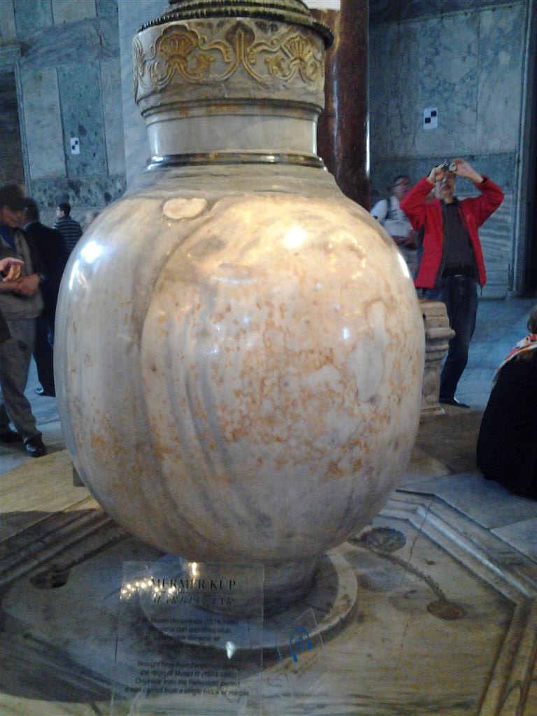 lustration urn pergamo santa sofia